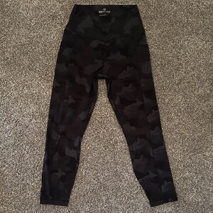 90 Degree By Reflex Black & Dark Gray Camo Leggings